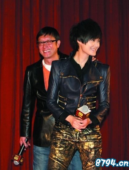 刘伟强（左）看来不介意做李宇春背后的男人。
