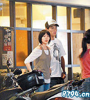 6/11 9:33pm 杨佑宁（右）和女友步出麻辣火锅店。