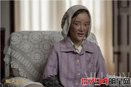 李小璐在冯小刚导演的《私人定制》中诠释了各种造型，其中一款就是“村妇”。