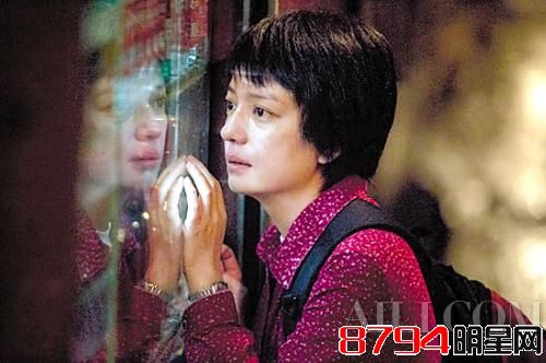 《亲爱的》中赵薇突破优雅形象饰演了一名农村妇女。在化妆造型上并无夸张而是尽力的还原现实。
