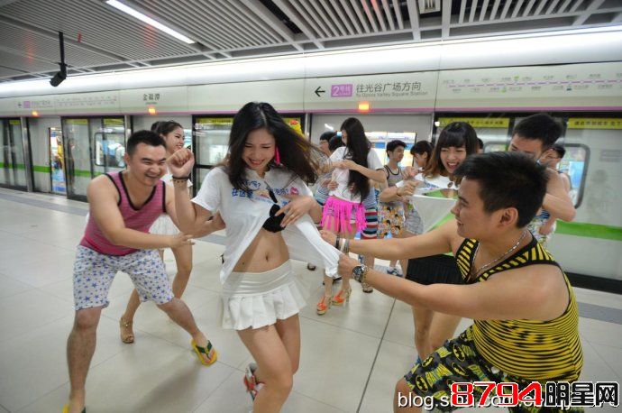 武汉地铁上演大尺度“撕衣快闪”羞辱了谁？(图)1
