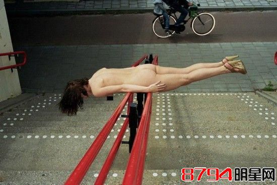 荷兰美女摄影师裸体横身街头 为行为艺术现身雷倒众人！