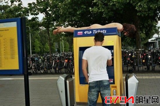 荷兰美女摄影师裸体横身街头，为行为艺术现身雷倒众人！4