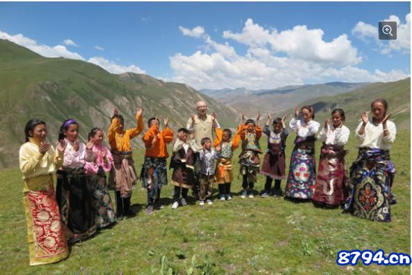 国民歌手平安与藏族孩子一起完成《星星不眨眼》