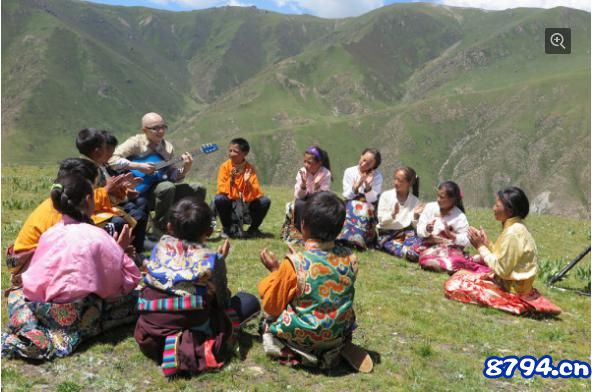 国民歌手平安与藏族孩子一起完成《星星不眨眼》