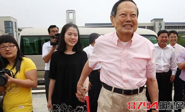他是93岁的清华教授，妻子却是39岁酷似袁咏仪的气质女神