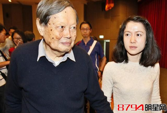 他是93岁的清华教授，妻子却是39岁酷似袁咏仪的气质女神