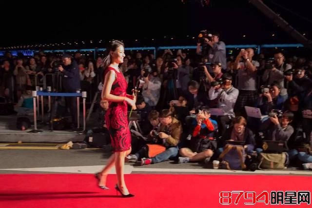 釜山闭幕电影《喊·山》女主角郎月婷人气高 亮相“颜值最高”红毯