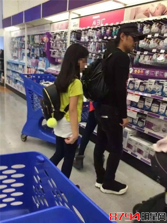 章子怡汪峰逛超市戴墨镜被讽虚伪，冤吗？