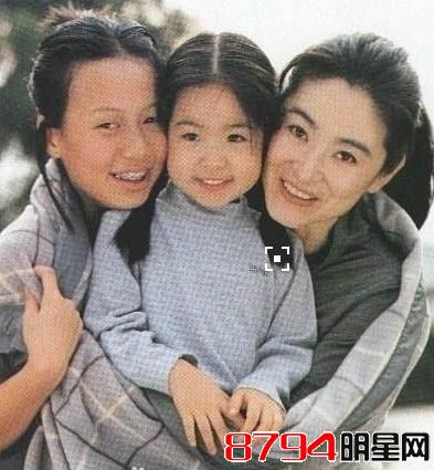 女神林青霞要当外婆了，没有女神基因继女却比亲生女还美