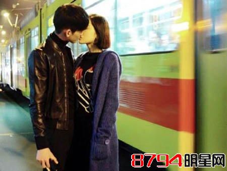 25岁郑爽又陷争议，爸爸当众“索吻她”，她说了句让人震惊的话