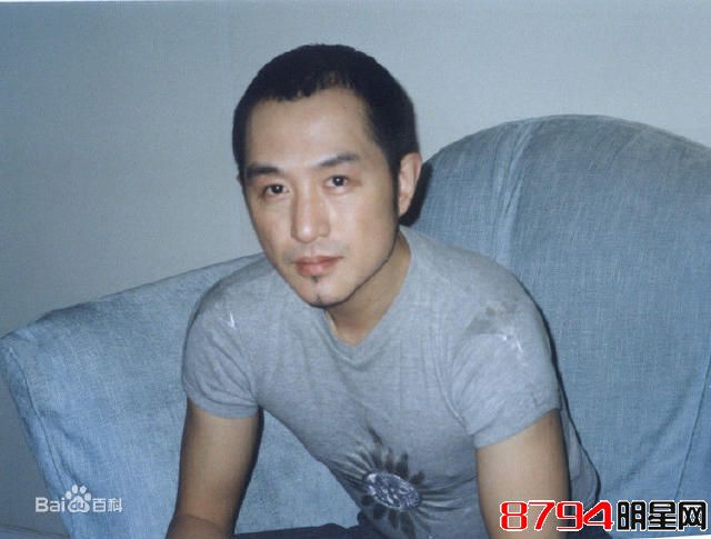 他是章子怡初恋男友，曾比周杰伦还红，34岁时患艾滋病去逝