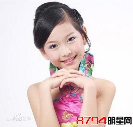 她13岁唱《爸爸的雪花》曾与鞠萍毕福剑主持节目，如今惊为天人