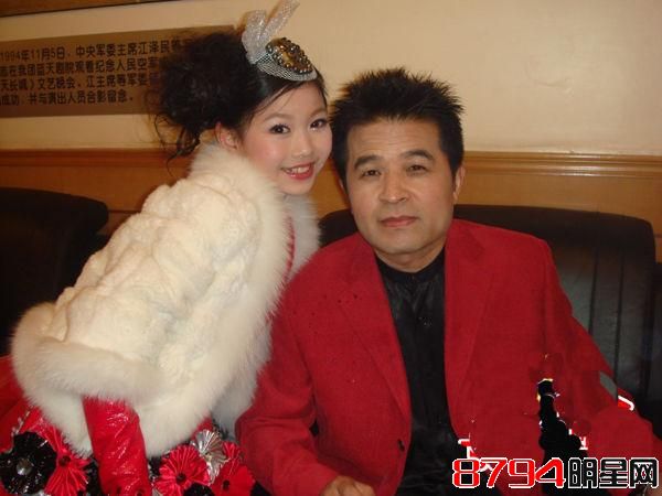 她13岁唱《爸爸的雪花》曾与鞠萍毕福剑主持节目，如今惊为天人