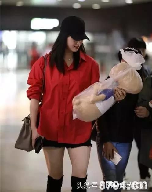 蒋欣现身机场 拒收粉丝“恐怖”娃娃惹争议