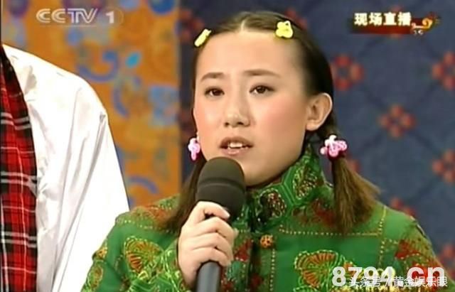 十岁辍学，为还债唱二人转，赵本山让她一夜成名，如今低调少人问