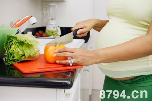 孕妈妈如何进行日常保养 孕妈妈的日常保健 孕妈妈可以进厨房吗 毒物和电子辐射对胎儿的影响