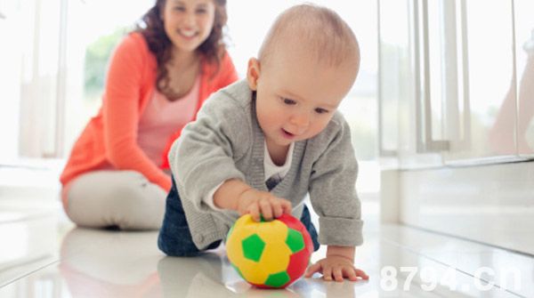 爬行有益于婴幼儿智力发育 婴幼儿爬行有益身体和智力发育