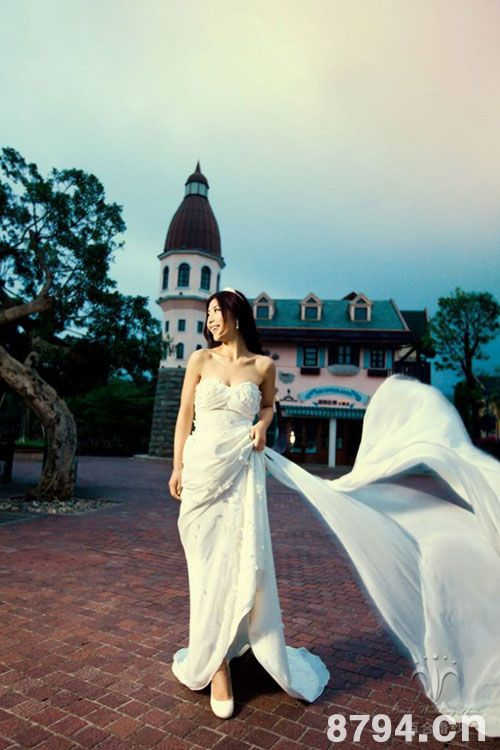 新娘子穿上婚纱应该怎么走路