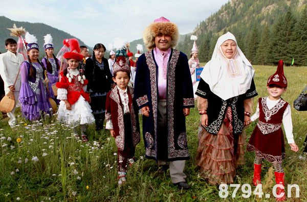 哈萨克族服饰特点 哈萨克族姑娘帽顶上的羽毛