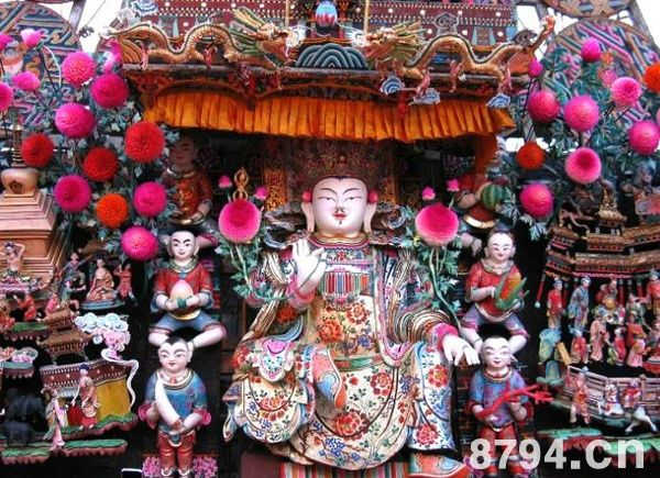 藏历正月十五日是藏族传统的酥油花灯节(又叫摆花节或灯节)