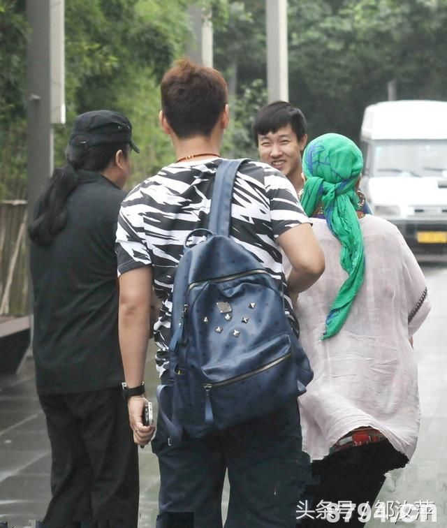 53岁刘欢的老婆卢璐近照，衣装时尚搭配绿头巾！