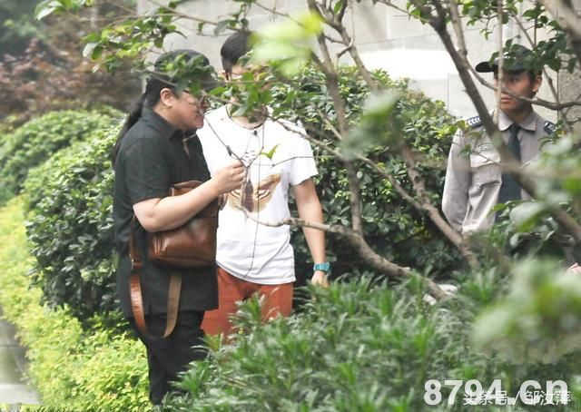 53岁刘欢的老婆卢璐近照，衣装时尚搭配绿头巾！