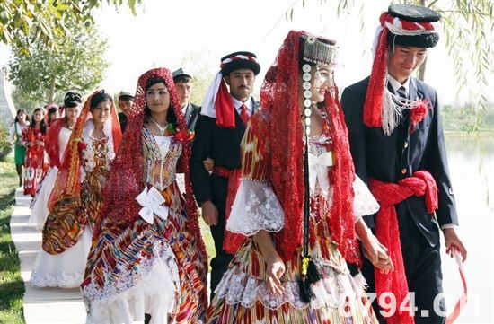 湖南维吾尔族婚礼习俗：撒喜果闹新房别具一番的情趣