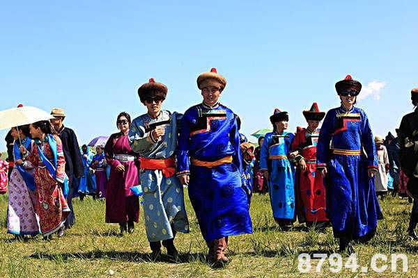 蒙古族的姓氏名字 蒙古人的姓氏大体有三种