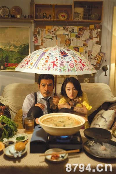 金城武周冬雨《喜欢你》“以食会友”，演绎从走胃的互怼搭档到走心的甜蜜情侣。