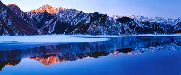 天山天池的资料：顶风冒雪盛开的雪莲最为珍贵 构成了天池特有的湖岸景观