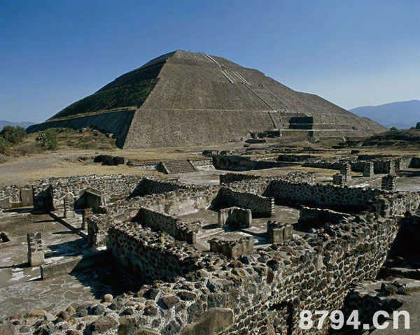 太阳金字塔和月亮金字塔：坐落在墨西哥城的西北40公里处