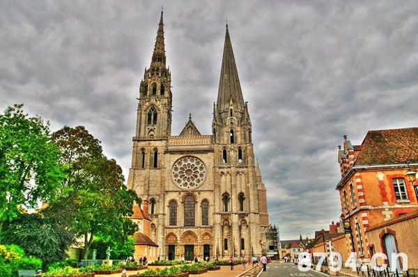 夏特尔大教堂:为哥特式建筑提供了建筑与雕塑和谐统一的典型