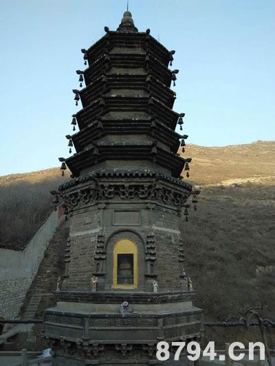 多宝佛塔:造型也显然是在模仿元代以后传入中国的金刚座塔的结构形式