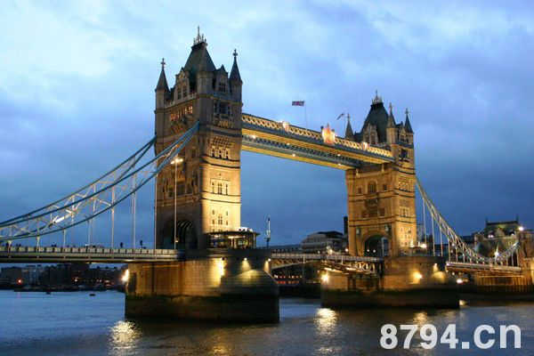 伦敦塔桥简介:奇特的结构还是独特的开启方式 都曾使当时的世界产生轰动