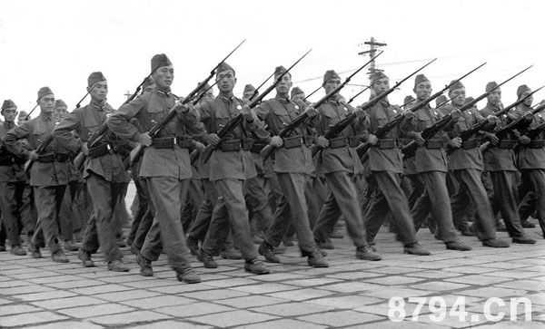 图片：1955年国庆大阅兵，陆军战士身穿新式55式军服接受检阅。
