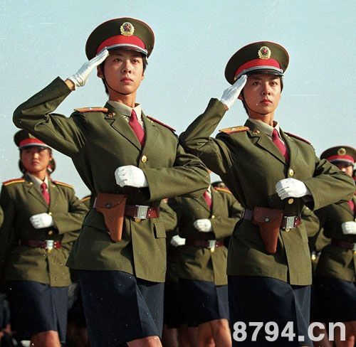图片：1999年建国40周年大阅兵，官兵身穿99式军服接受检阅。
