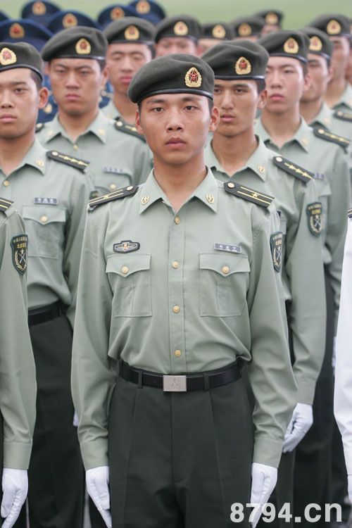 07式陆军军官长袖夏常服。