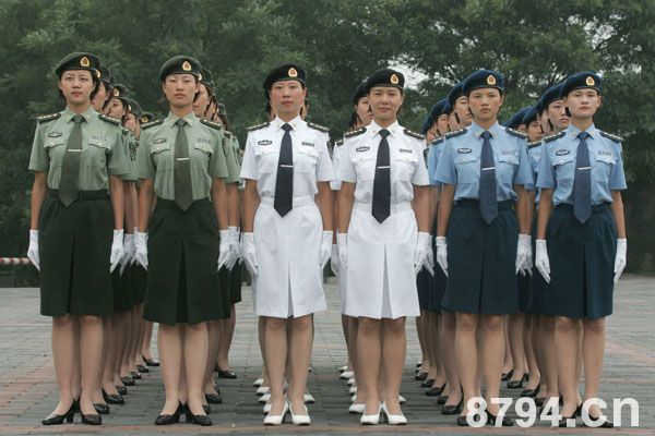 07式女军官夏常服。