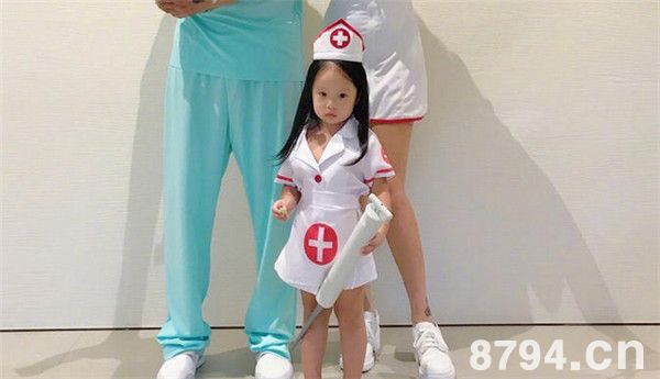 关颖2岁女儿穿情趣护士装 