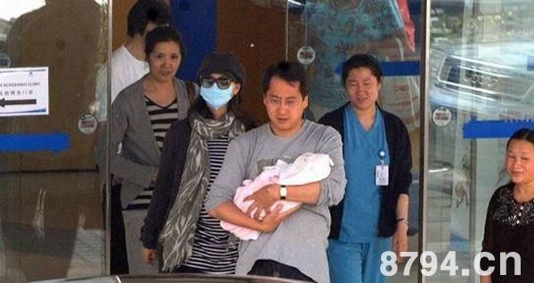 刘海峰接陈好和刚出生的女儿出院