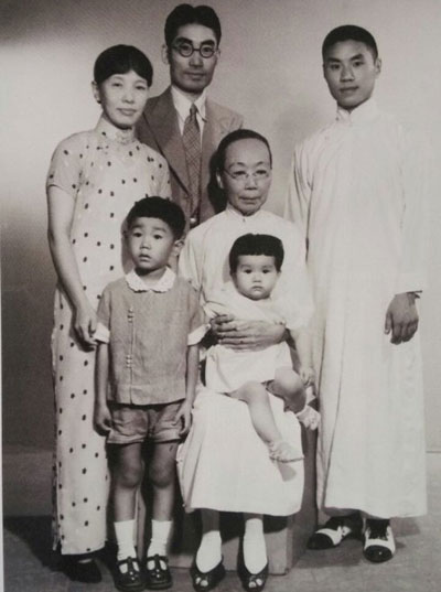冰心与丈夫吴文藻母亲及三个儿女照片
