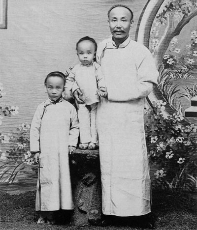 1908年，冰心（左）和大弟谢为涵（中）与父亲在烟台合影