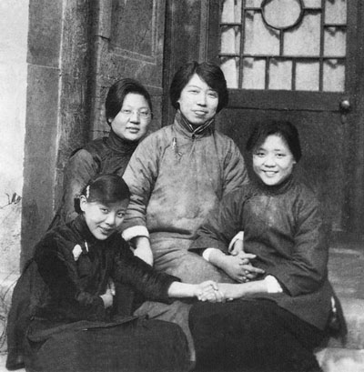 冰心（左前）就读于贝满中斋时，与同学陶玲（中）、吴搂梅（左后）等在校园合影