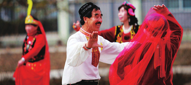 新疆的姑娘、小伙们个个能歌善舞。