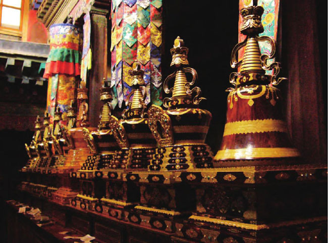 印有佛经的彩色经幡是佛教代表，具有灵气。