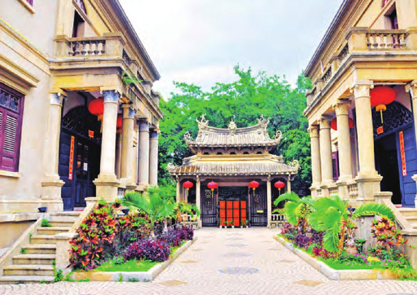 鼓浪屿上，欧式风格建筑和中式建筑在中国灯笼的装饰下别有一番意境。