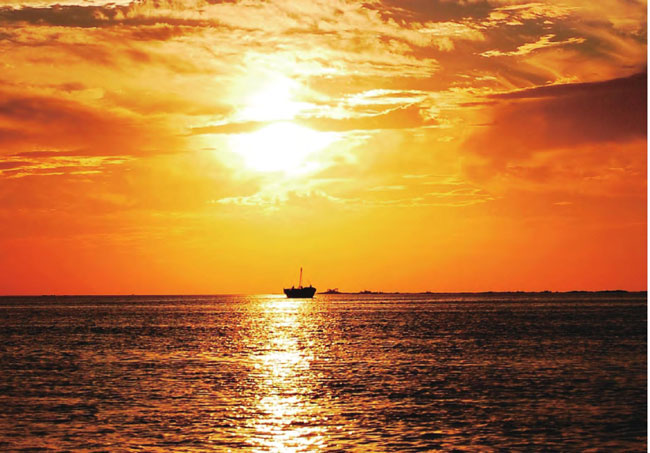 夕阳的最后一抹金色毫无保留地留给了天际，也赠给了海面，满眼的金黄温暖而有诗意。