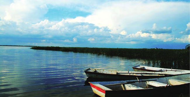 蓝色是连接天地的主色调，几艘小船悠闲地停在湖面，安静而又平和。