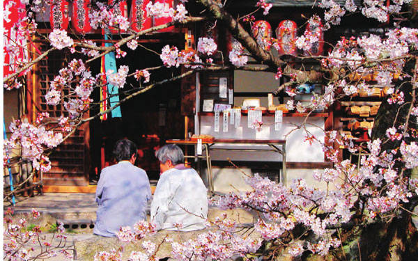 京都寺庙内，人们正在这里祈福求安。